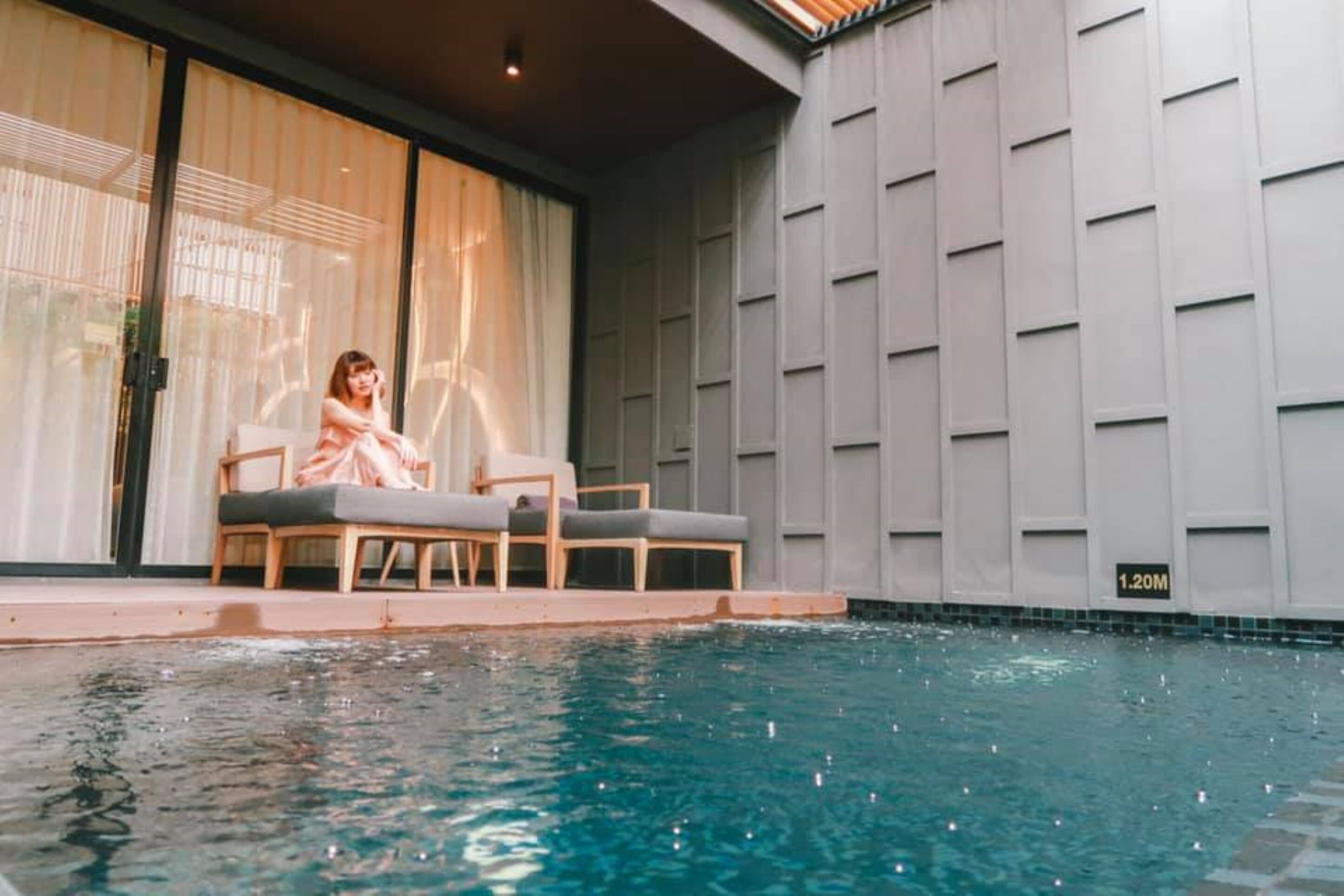 Private Pool Suite | Kaliteli yatak takımı, minibar, odada kasa, masa 