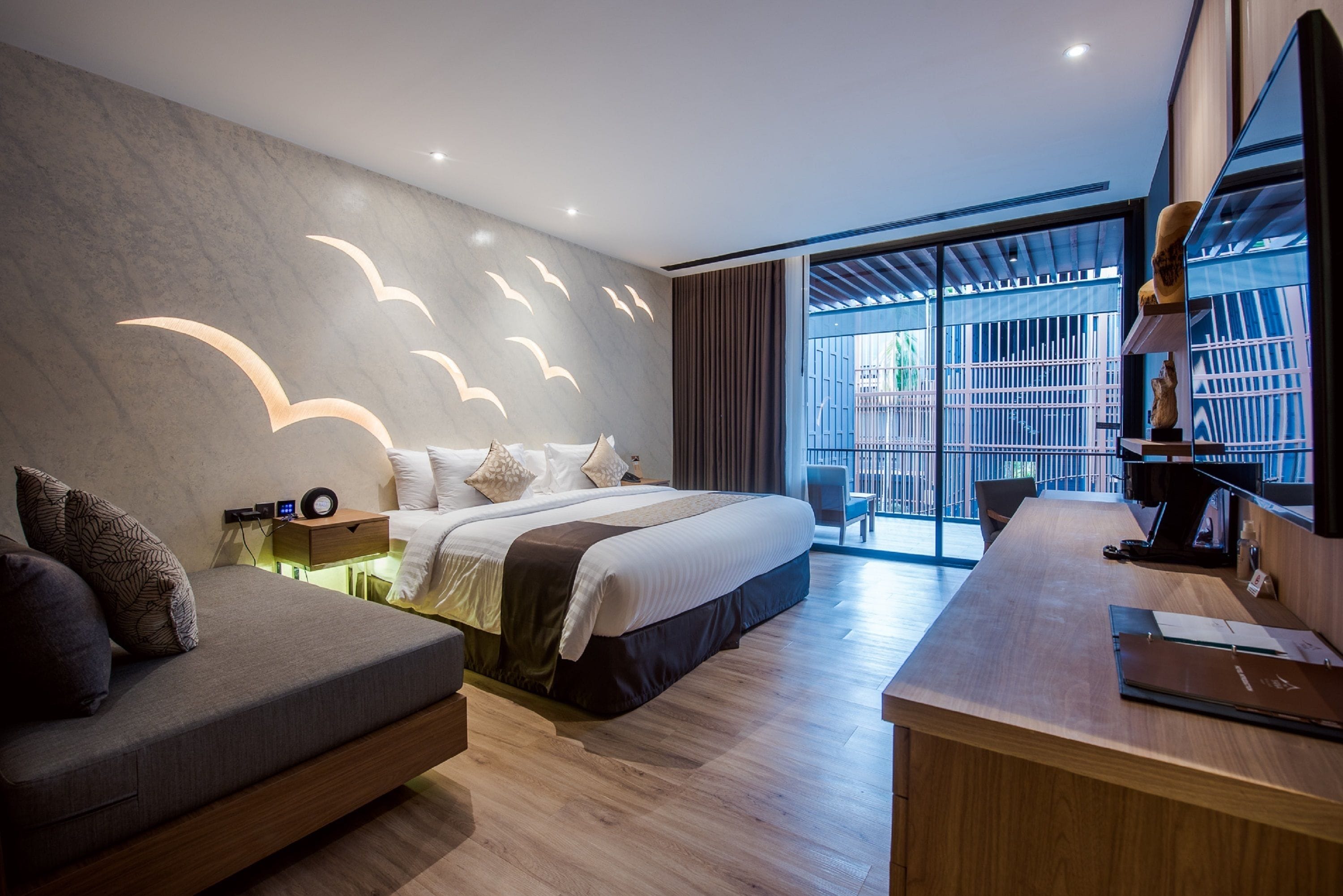 jacuzzi suite | premium bedding, minibar, in-room safe, desk