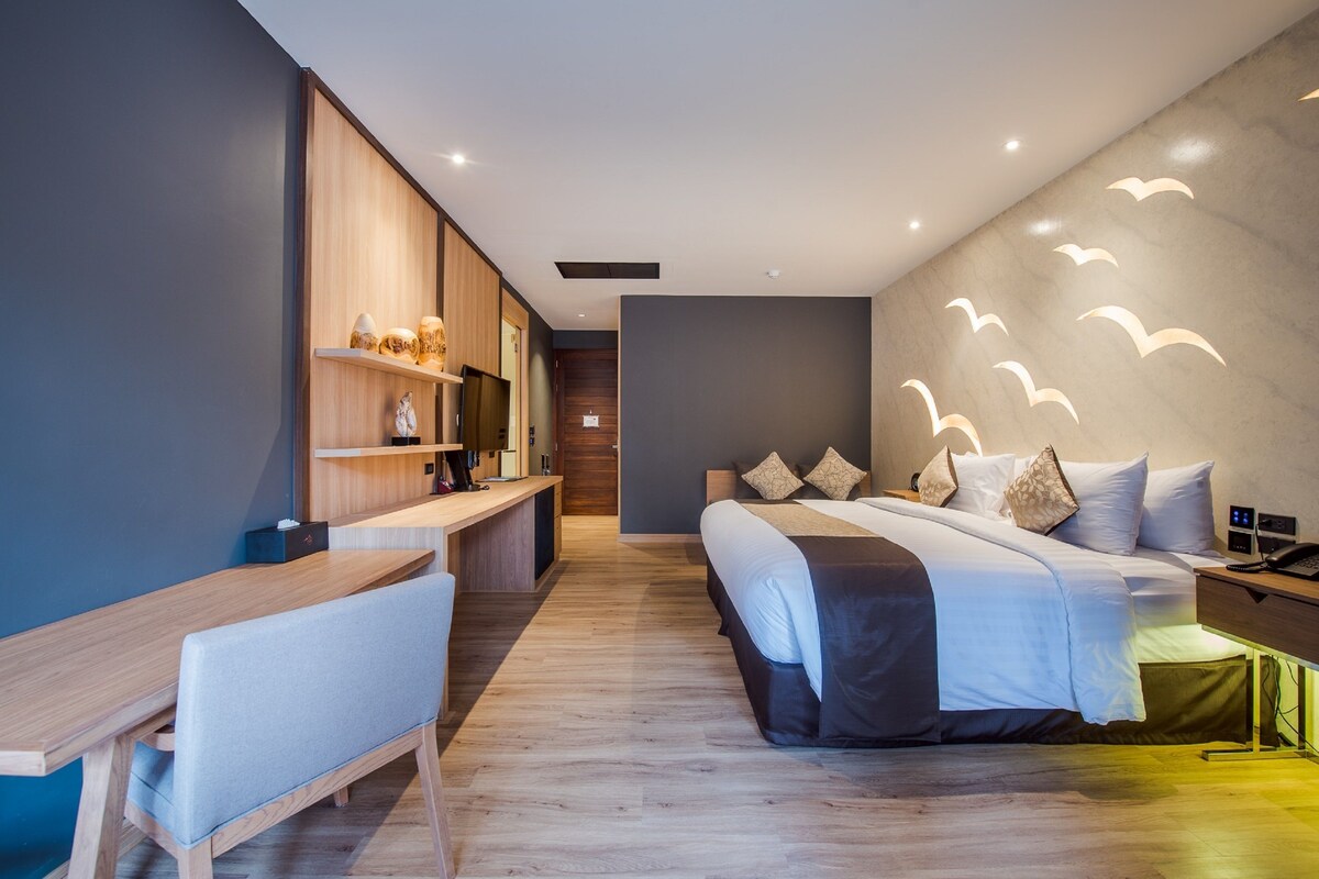 Premium bedding, minibar, in-room safe, desk