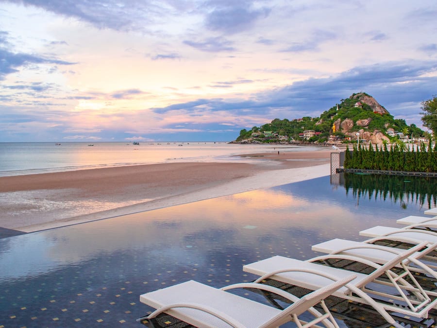 Kolam renang outdoor, dengan kursi berjemur