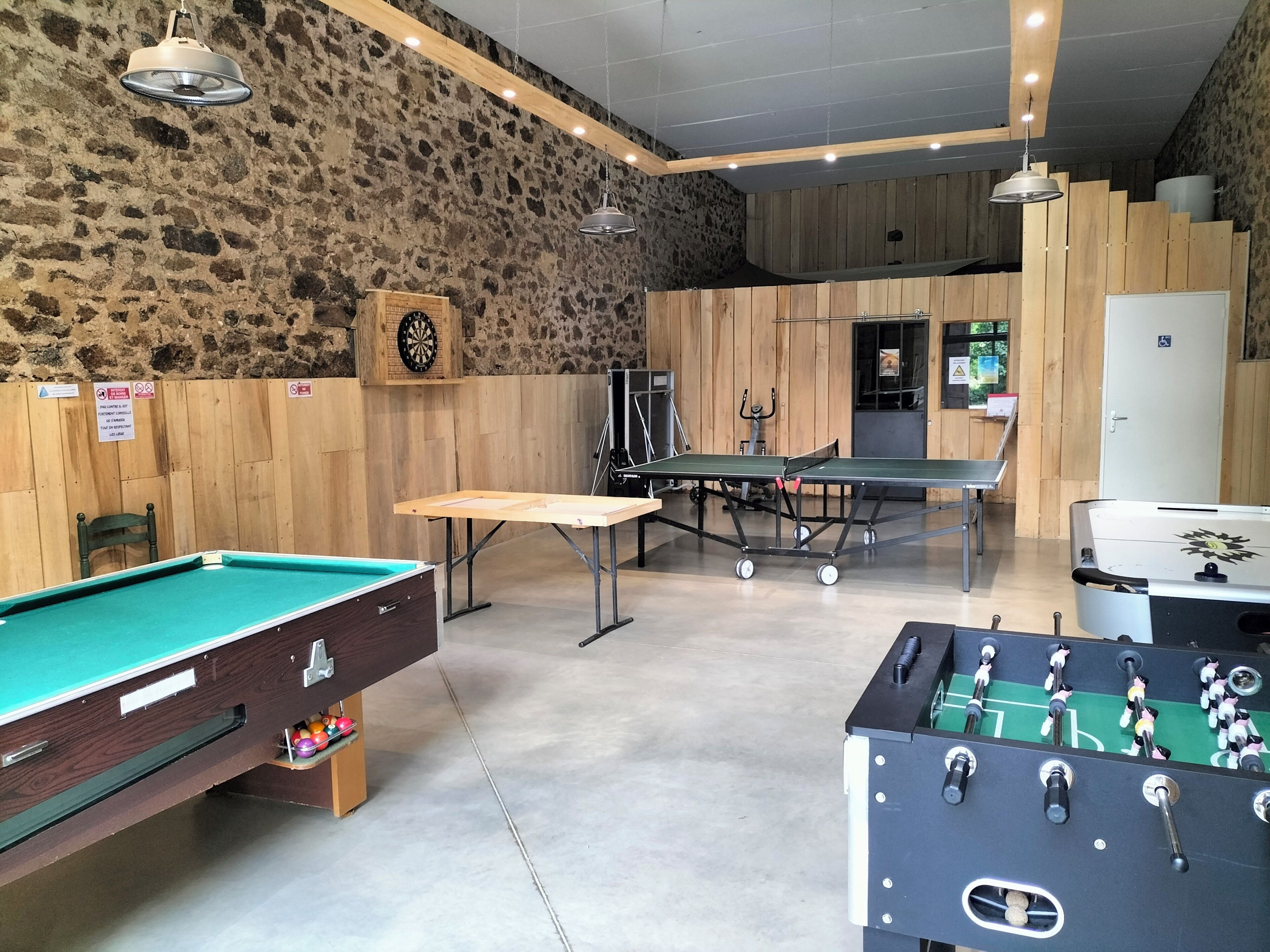 Ein Freizeitbereich mit Billardtisch, Kicker, Tischtennis und Dart.
