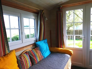 A room with a bed, colorful curtains, and a window. - La Libaudiere (Pouzauges)