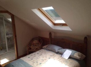 Tabla de planchar con plancha, wifi gratis y ropa de cama 