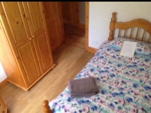 Tabla de planchar con plancha, wifi gratis y ropa de cama 