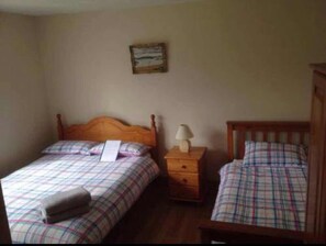 Tabla de planchar con plancha, wifi gratis y ropa de cama 