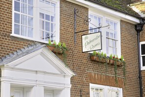 Een gebouw met een bord waarop staat 'The Palmerston Doors'.