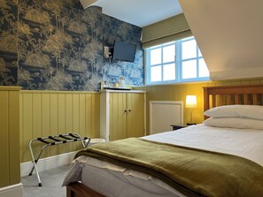 Single Room (Room 5) | Hypo-allergenic bedding, desk, iron/ironing board, free WiFi - The Palmerston Rooms (Romsey)