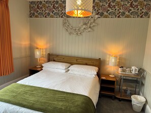 Superior tweepersoonskamer (Room 4) | Hypoallergeen beddengoed, een bureau, een strijkplank/strijkijzer