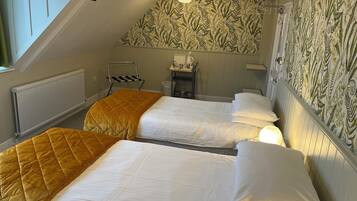Hypo-allergenic bedding, desk, iron/ironing board, free WiFi