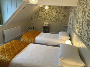 Dobbelt- eller tomannsrom (Room 7) | Allergitestet sengetøy, skrivebord og strykejern/-brett