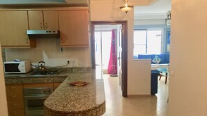 Refrigerador con freezer, microondas, horno, placa de cocina