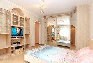Premium bedding, soundproofing, iron/ironing board, free WiFi
