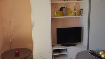 Appartement, salle de bains privée, vue mer | Salle de séjour