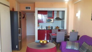 Appartement, salle de bains privée, vue mer | Salle de séjour