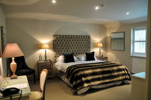 مكتب ومكواة/لوح كي وواي فاي مجانًا وملاءات أسرّة