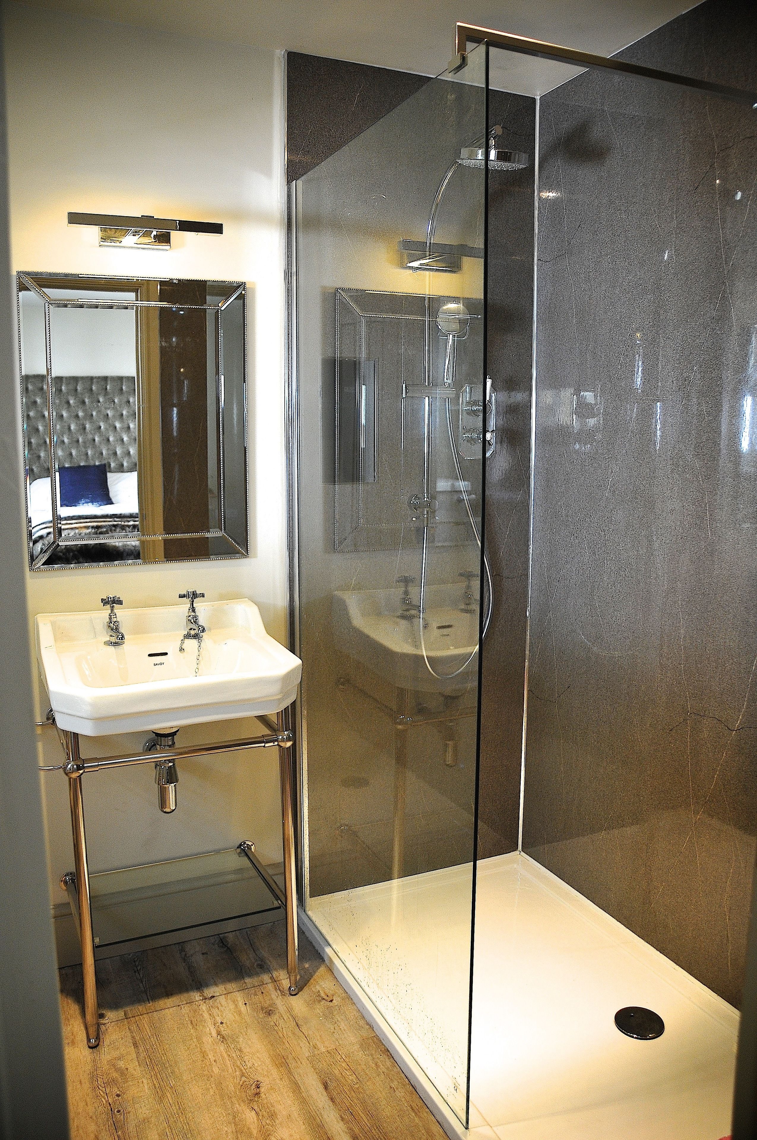 Combined shower/bathtub, deep-soaking bathtub, free toiletries