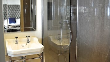 Combined shower/bathtub, deep-soaking bathtub, free toiletries