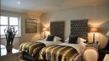 Twin Room | Desk, iron/ironing board, free WiFi, bed sheets