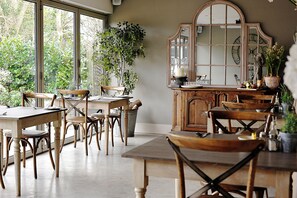 فطور إنجليزي يوميًا بتكلفة قدرها (10 GBP للشخص)