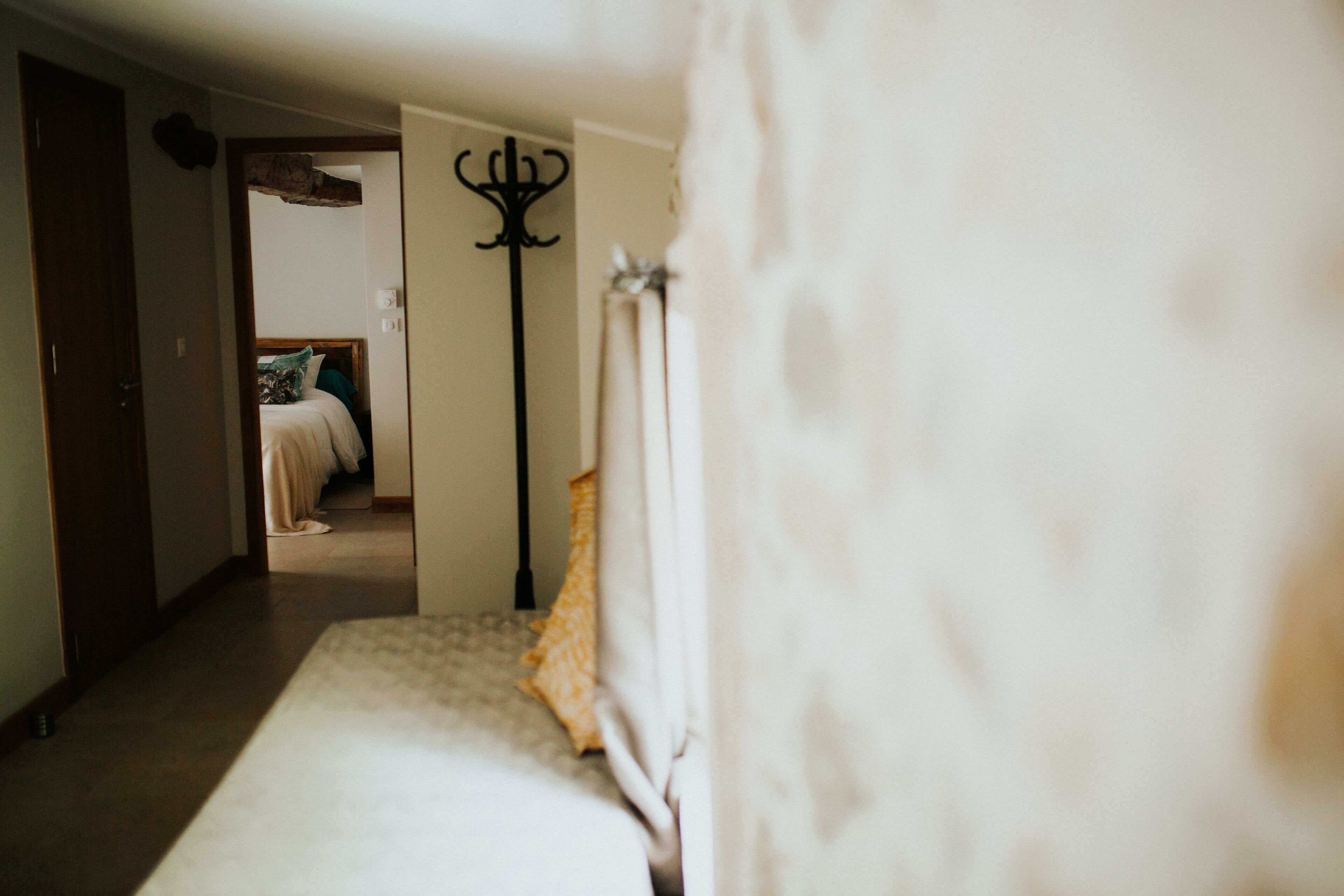 Une chambre à coucher avec un lit, une table de chevet et une lampe.