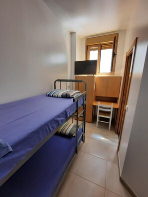 In-room safe, blackout drapes, free WiFi, bed sheets - Albergue Albas - Hostel (Logroño)