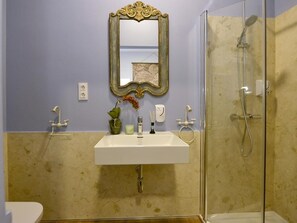 高级三人房, 私人浴室, 城市景观 (balcón MP) | 浴室