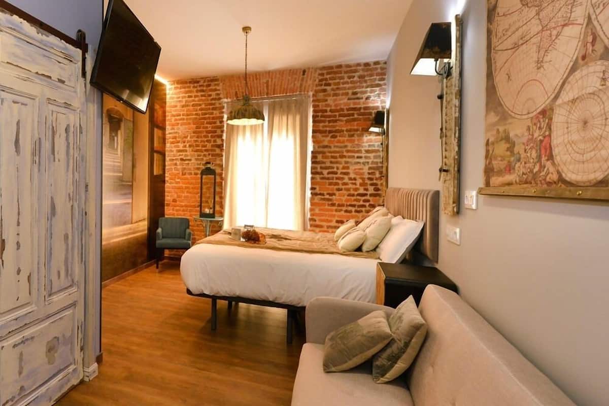 Superior Quadruple Room, Private Bathroom, City View (balcón MP)