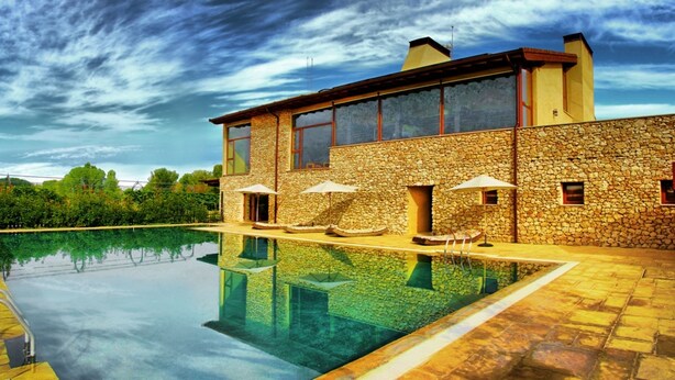 A modern house with a stone exterior, a swimming pool, and outdoor seating. - Hotel con encanto - SPA Kinédomus Bienestar (Fresnillo de las Dueñas)