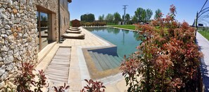 A stone building with a pool, steps leading to a door, and a pathway. - Hotel con encanto - SPA Kinédomus Bienestar (Fresnillo de las Dueñas)