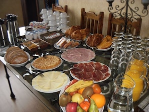 A breakfast buffet with various food items and beverages. - Hotel con encanto - SPA Kinédomus Bienestar (Fresnillo de las Dueñas)