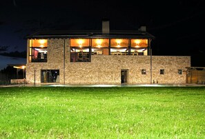 Front of property – evening/night - Hotel con encanto - SPA Kinédomus Bienestar (Fresnillo de las Dueñas)