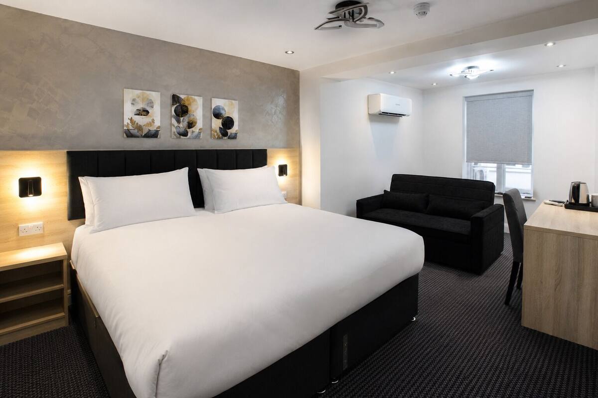 Classic Triple Room | In-room safe, desk, iron/ironing board, free WiFi