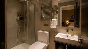 Classic Triple Room | Bathroom - Paddington Townhouse Hotel by OYO (London)