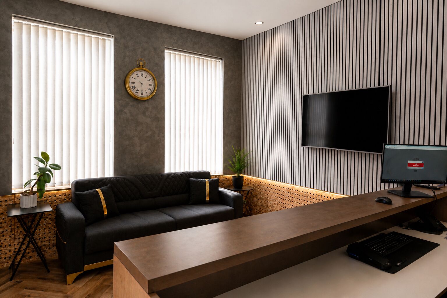 Uma sala de estar moderna com sofá, mesa de centro de madeira, televisão e relógio fixado na parede.