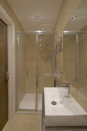 Free toiletries, hair dryer, towels, shampoo - OYO Townhouse 30 Sussex Hotel, London Paddington (London)