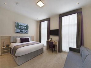 豪華四人房 | 客房內保險箱、書桌、熨斗/熨衣板、免費無線上網