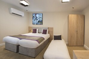 In-room safe, desk, iron/ironing board, free WiFi - OYO Townhouse 30 Sussex Hotel, London Paddington (London)