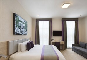 Neljän hengen deluxe-huone | Tallelokero huoneessa, työpöytä, silitysrauta/-lauta, ilmainen Wi-Fi
