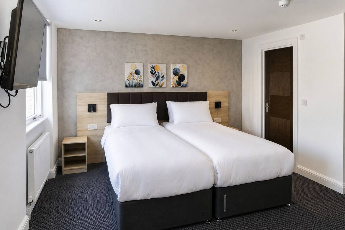 Superior Triple Room | In-room safe, desk, iron/ironing board, free WiFi