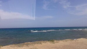 A coastal view with a sandy beach and the ocean. - El Goulli Appartement (Hergla)