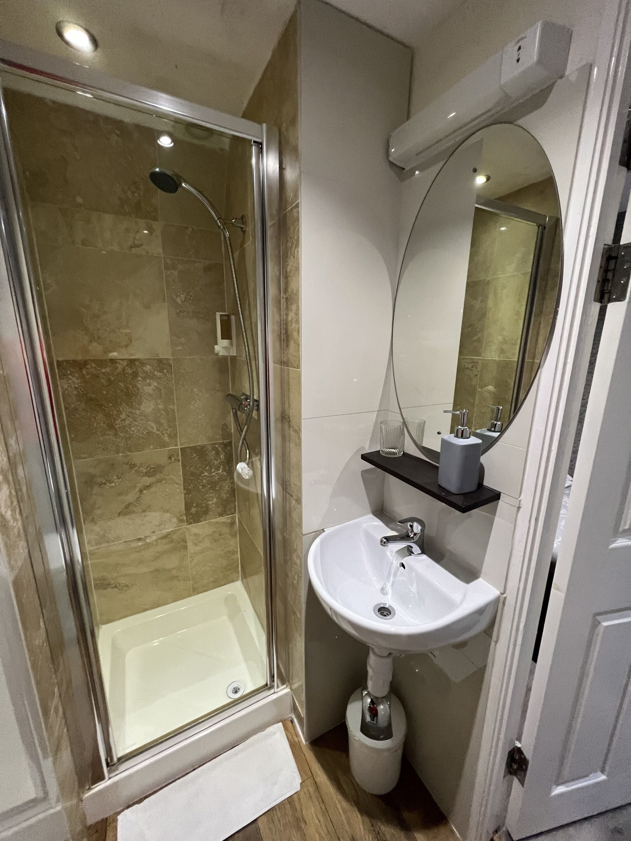 basic single room, ensuite, courtyard view (lower floor) | bathroom | shower, free toiletries, towels