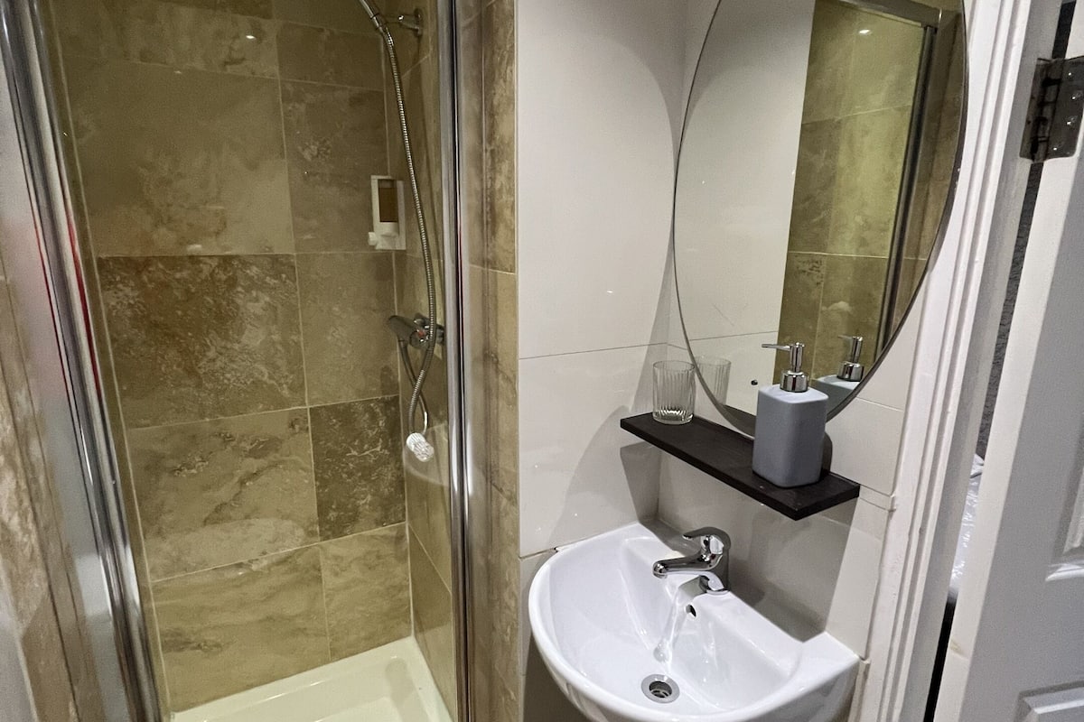 basic single room, ensuite, courtyard view (lower floor) | bathroom | shower, free toiletries, towels