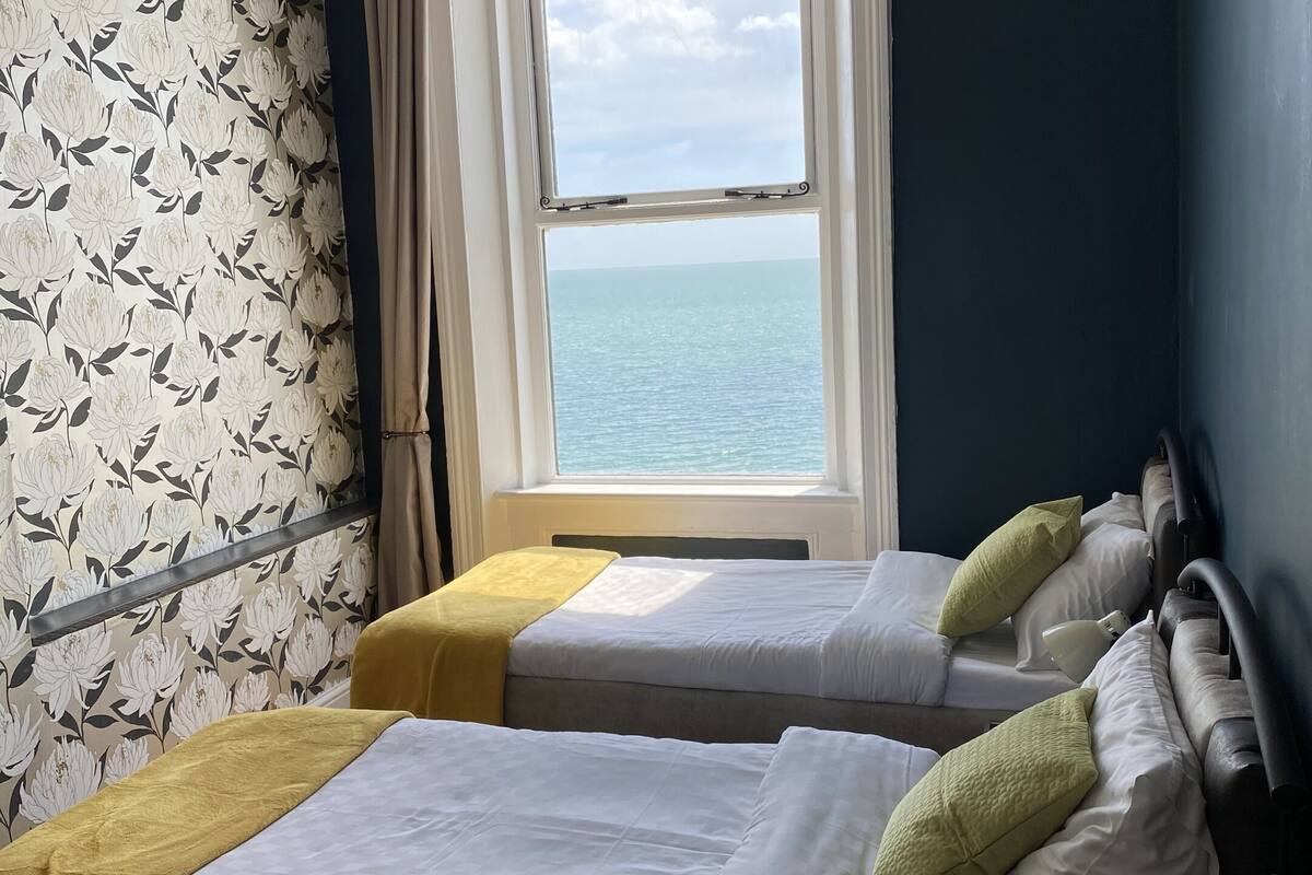 twin room, ensuite, sea view | 1 bedroom, individually decorated, individually furnished, desk