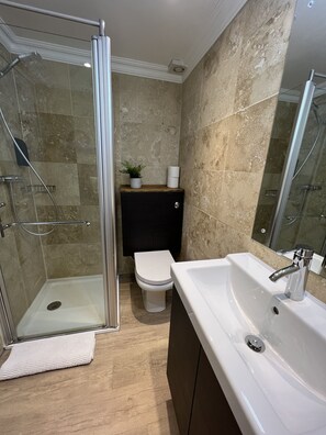 Premier tweepersoonskamer, en-suite badkamer, uitzicht op zee | Badkamer | Een douche, gratis toiletartikelen, handdoeken