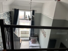 Decoración individual, mobiliario individual, escritorio y wifi gratis