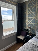 Decoración personalizada, muebles diferentes, escritorio y wifi gratis 