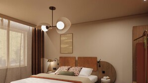 Een moderne hotelkamer met een groot bed, een nachtkastje, een lamp, een plafondarmatuur en uitzicht op de omgeving.