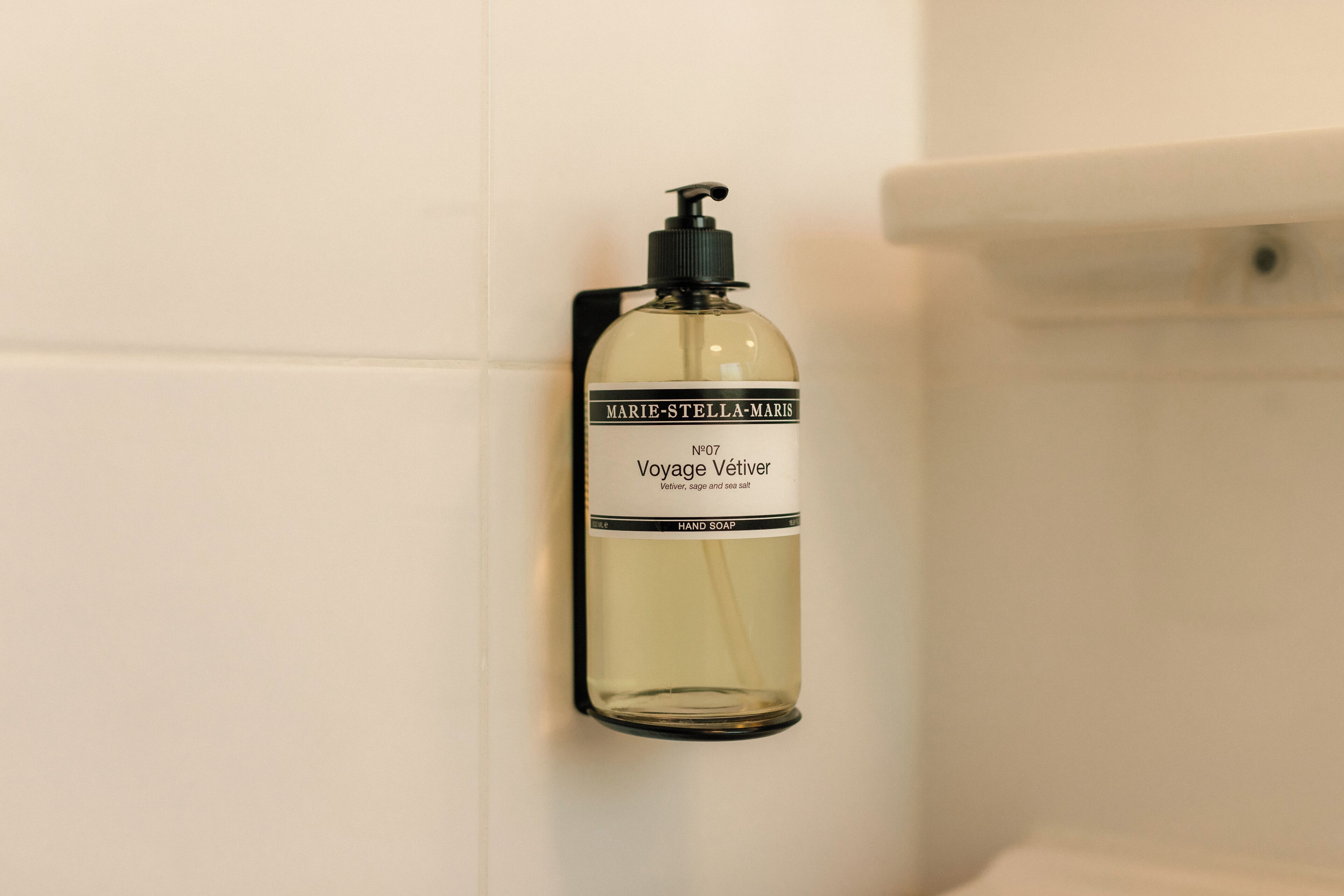 Un erogatore di sapone montato a parete.
