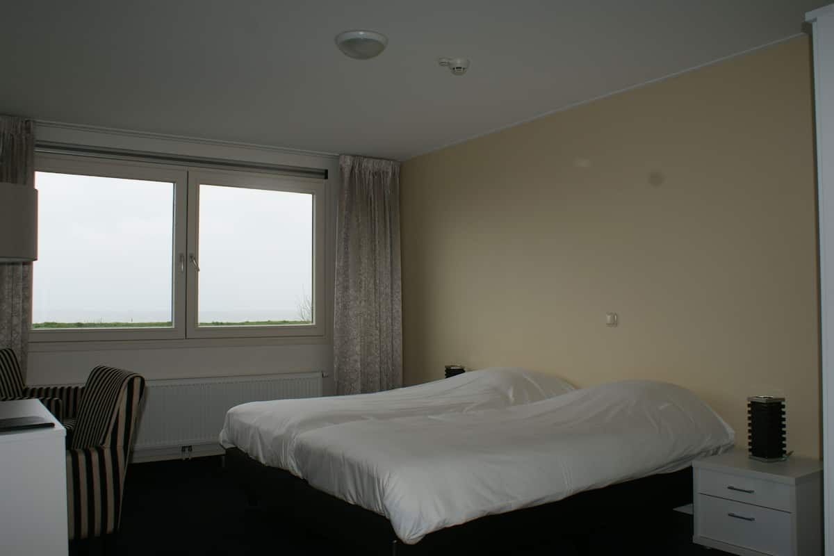 Desk, iron/ironing board, cribs/infant beds, rollaway beds