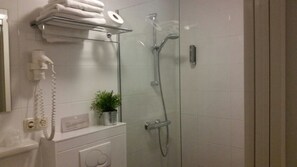 Regadera, amenidades de baño gratuitas, secadora de cabello, toallas 